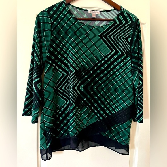 Roz & Ali Tops - Roz & Ali Designer Emerald & Black Patterned Flowy Blouse Women’s Size L